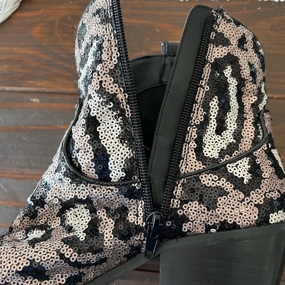 BETSEY JOHNSON Lucki Leopard Sequin Pointed-Toe Ankle Booties western Size 8 - Picture 7 of 9